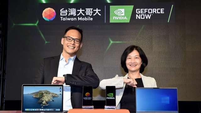 圖左為台灣大總經理林之晨、右為NVIDIA全球副總裁暨台灣區總經理邱麗孟。(圖台灣大提供)