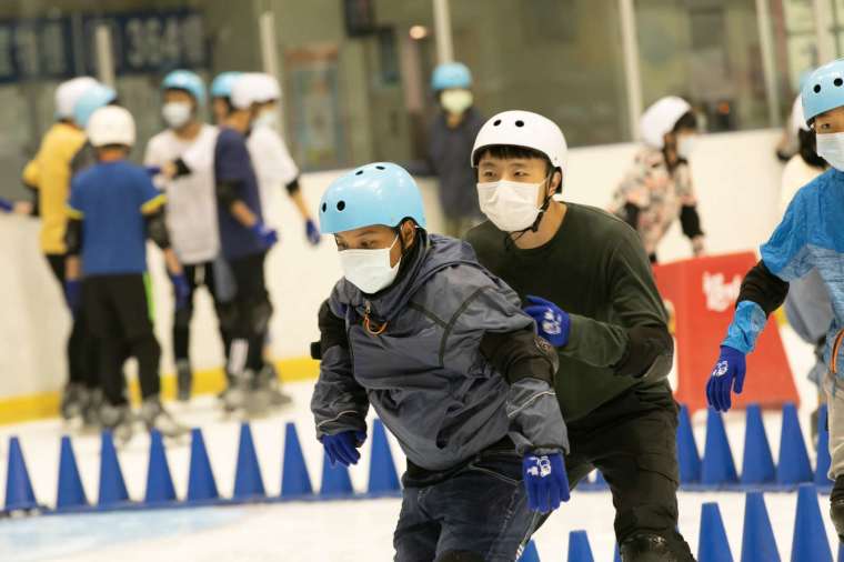 臺東關山家扶學童第一次溜冰，永豐餘志工在後方細心指導。(圖：永豐餘提供)