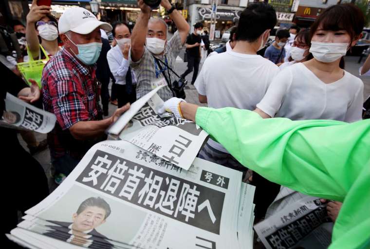 〈鉅亨看世界〉讓安倍晉三下台的「潰瘍性大腸炎」(圖片:AFP)