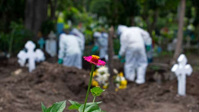 「最壞的時刻還沒到來」美國年底將有逾 41 萬人死於新冠。(圖片:AFP)