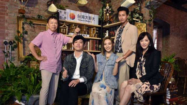 左至右為奇幻書店監製王小棣、導演小忍(李洹宇)、女主角閻奕格、男主角Darren及台灣大副總劉麗惠。(圖:台灣大提供)