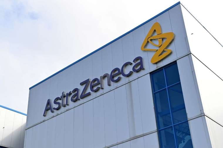 Emergency call card for the AstraZeneca vaccine trial in the UK (Photo: AFP)