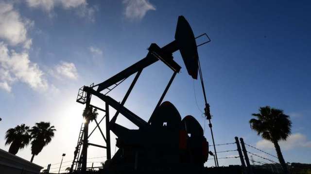 油價跌破每桶40美元之際 OPEC+又得重新思考減產議題(圖:AFP))