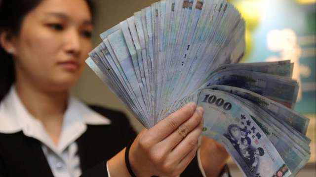 央行擋不住 台幣強升逾1角收29.38元 創近2年半新高。(圖:AFP)