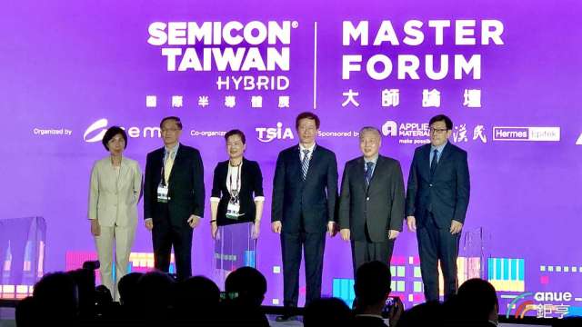 SEMICON TAIWAN 2020年大師論壇，左三為經濟部長王美花。(鉅亨網記者魏志豪攝)