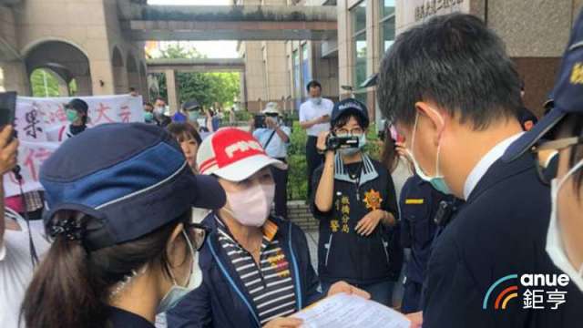 元大原油正2自救會提5大訴求 向金管會遞陳情書 盼展延豁免下市時間。(鉅亨網記者陳蕙綾攝)