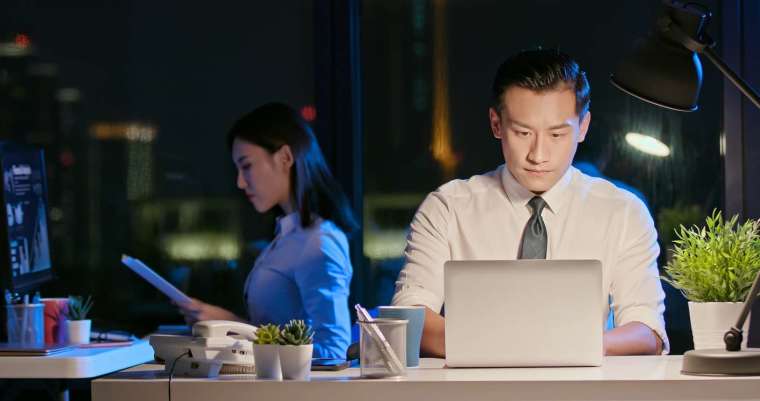 過勞、血汗是近年備受關注的勞動問題,但受限於資料,過去較少從國際比較的角度討論,這項研究試圖從中日台韓四國互相參照,進一步理解高工時議題。 圖│iStock
