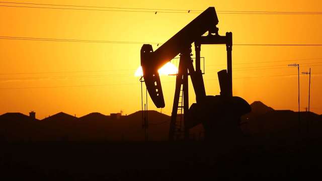 〈能源盤後〉疫情肆虐 需求前景堪憂 唯OPEC+力挺 原油小跌 本週收高(圖片:AFP)