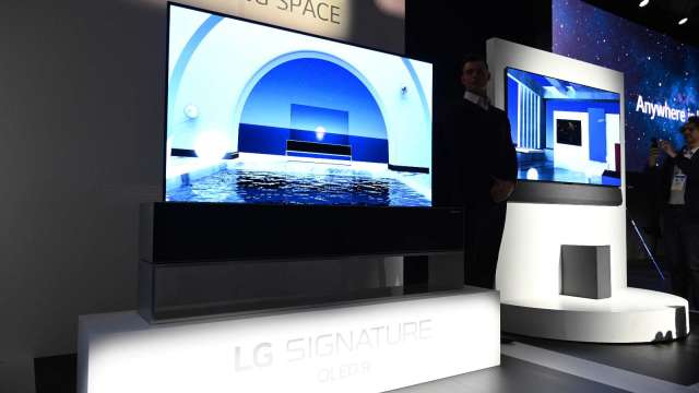 LG推出全球首款「可捲曲式電視」 售價昂貴(圖片:AFP)