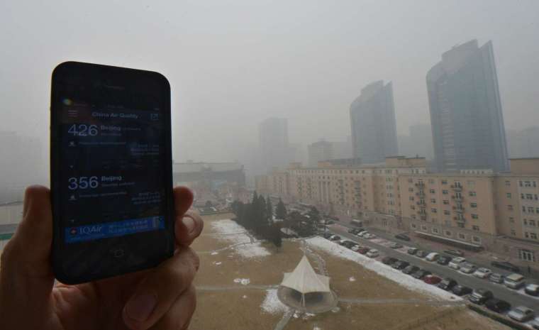 空氣品質報告顯示，新 iPhone 機型的產量正在增加，(圖片：AFP)