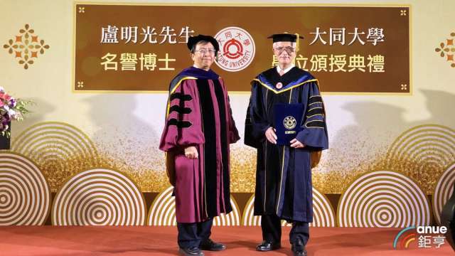 左至右為大同大學校長何明果、朋程董事長盧明光。(鉅亨網記者魏志豪攝)