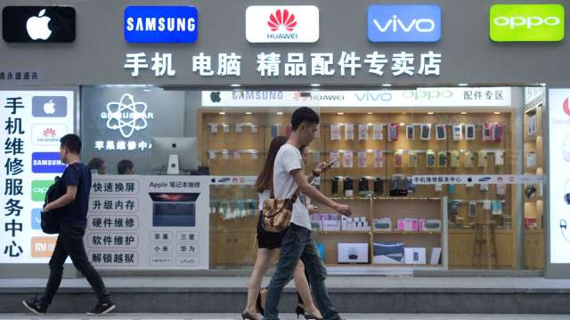 中國前10月手機出貨2.52億支 年減22.1% 跌幅擴大(圖片:AFP)