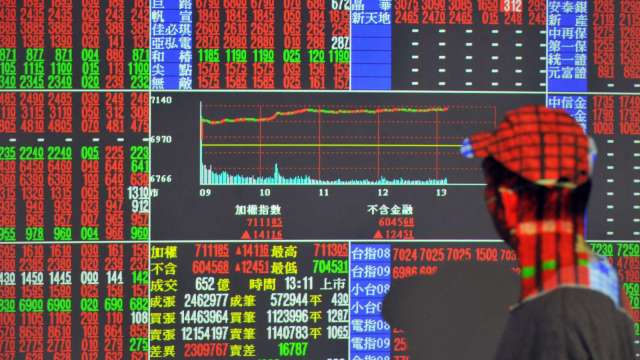 融券餘額飆上百萬張!外資狂拋台灣50反1 14000前哨戰詭譎。(圖:AFP)