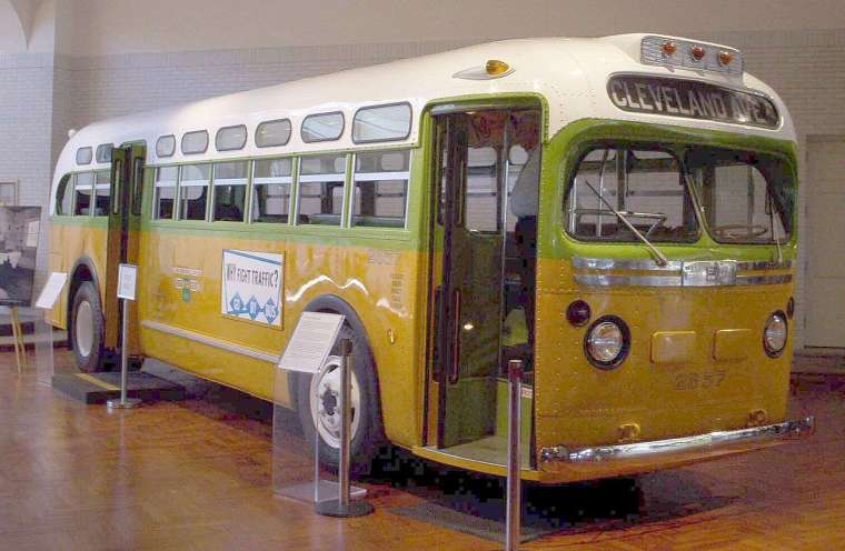 1955 年,羅莎 ‧ 帕克絲(Rosa Louise McCauley Parks)拒絕讓位給白人而被逮,引發「抵制公車運動」。事件發生在週四,週五已印好 5 萬份傳單、安排接駁車,可見這是民權組織籌備縝密的行動,條件俱備、順勢而起。圖為收藏於博物館的第 2857 公車。 圖│Eege Fot vum