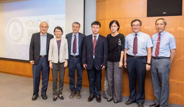 中研院記者會合影。由左到右,義隆電子葉儀皓董事長、中研院周美吟副院長、中研院資訊所廖弘源特聘研究員、中研院資訊所王建堯博士後研究員、科技部前瞻司楊琇雅司長、台大人工智慧研究中心陳信希主任、杜維洲執行長。 圖│研之有物 (中研院秘書處)