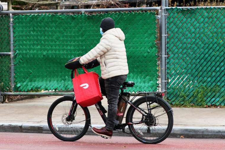 DoorDash 外送員 (圖片:AFP)