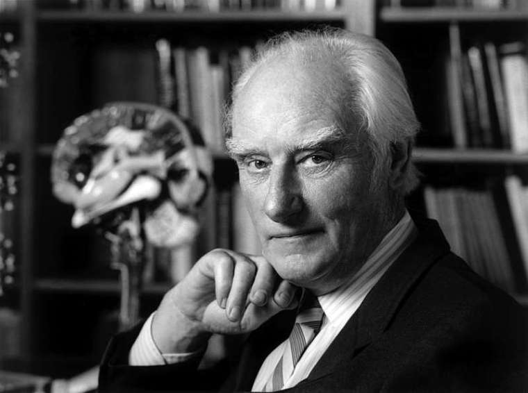 諾貝爾獎得主克里克 (Francis Crick, 1916~2004) 有一句名言：「如果你要了解功能，你要研究結構」。這邊所謂的功能，是指生物分子的功能。 圖片來源│Wikipedia 資料來源│〈挑戰神奇子彈—高效能計算與藥物設計〉，作者：林榮信