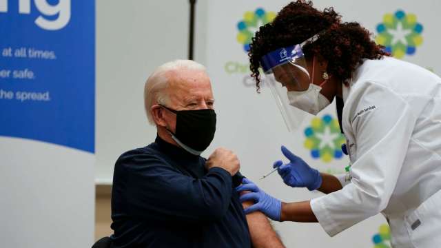 拜登鏡頭前挽袖接種疫苗 盼提振美國抗疫信心 (圖:AFP)