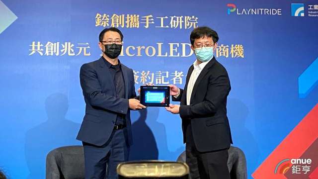 錼創執行長李允立(左)、工研院電子與光電系統研究所長吳志毅(右)。(鉅亨網記者劉韋廷攝)