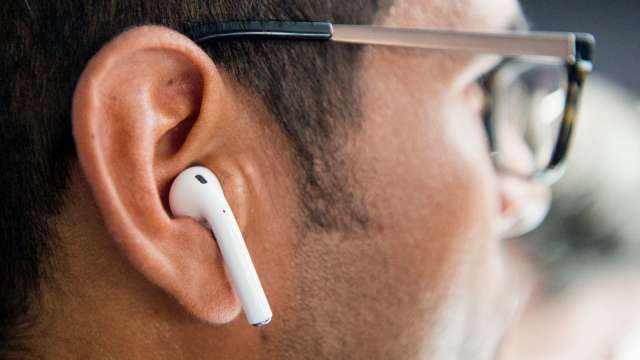 TWS (真無線藍牙) 耳機近年需求大爆發。(圖：AFP)