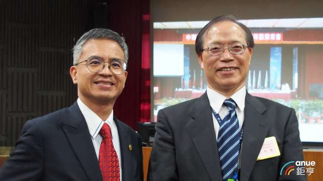 圖左為中華電總經理郭水義、右為董事長謝繼茂。(鉅亨網資料照)
