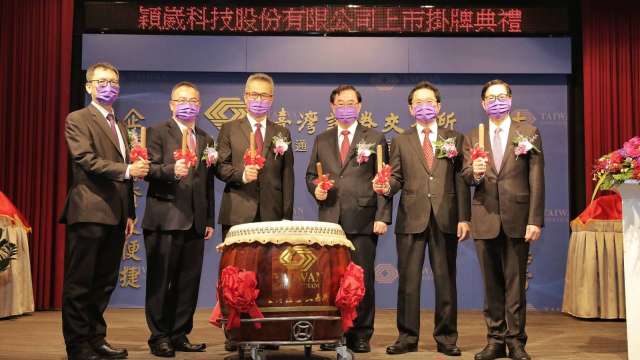 穎崴科技風光掛牌，圖左3為董事長王嘉煌。(圖:業者提供)