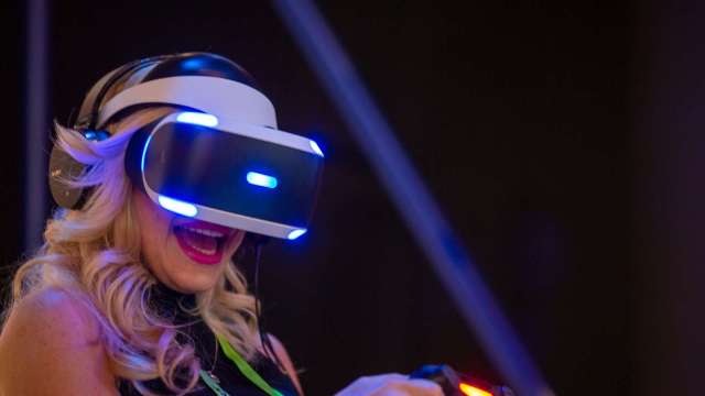 AR眼鏡問世還早!傳蘋果最快2022年推出VR頭戴裝置 先為AR眼鏡鋪路 (圖:AFP)