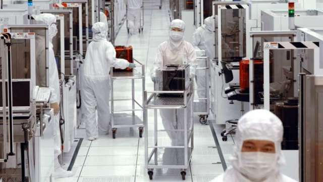 電子零組件製造業徵才創10年同期新高 日月光月薪上看100K。(圖:AFP)