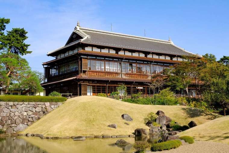 臨江閣是日本國家重要文化財產，也開放讓人入住。