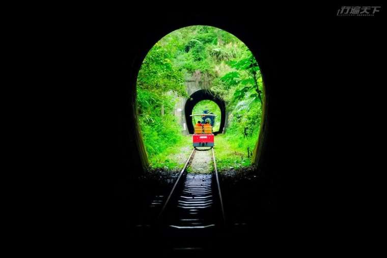 連續隧道的穿梭讓人很像墜入漫畫世界中。