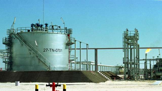 沙國石油重鎮遇襲 油價亞洲盤大漲逾2%(圖片:AFP)