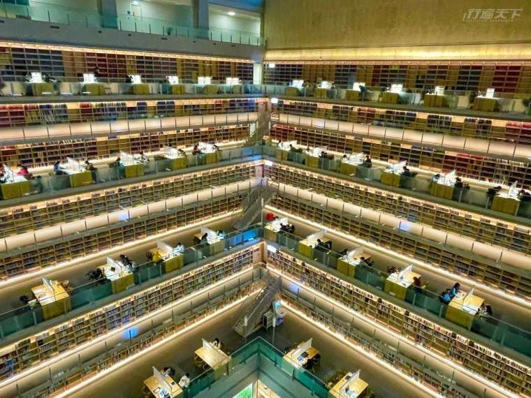 達賢圖書館挑空設計十分壯觀。