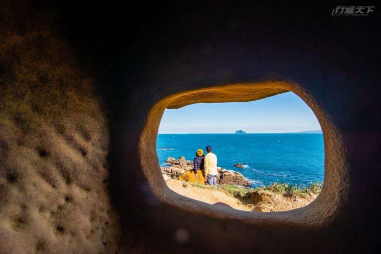 需要低著頭才能進入的碉堡，可從小窗眺望基隆嶼，形成天然畫框。