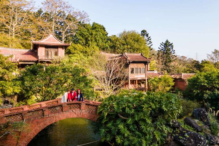 閩式庭院內小橋流水與父母一同並肩欣賞風景。