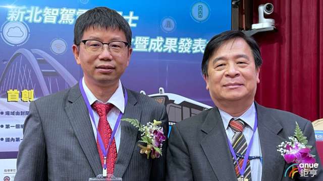 左為中華電數據通信分公司副總吳坤榮，右為新北市交通局長鍾鳴時。(鉅亨網記者沈筱禎攝)