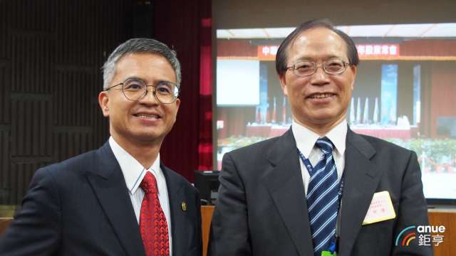 圖左為中華電總經理郭水義、右為董事長謝繼茂。(鉅亨網資料照)