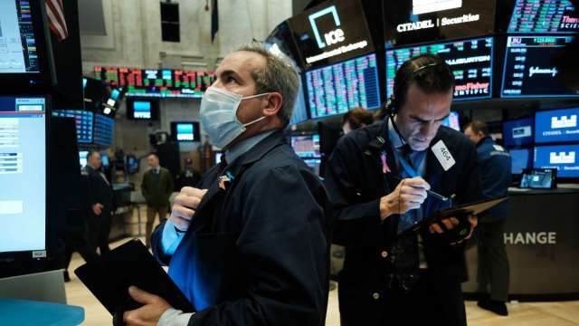 華爾街屏息以待Fed決策結果，道瓊、標普自昨日歷史高位回落。(圖片：AFP)