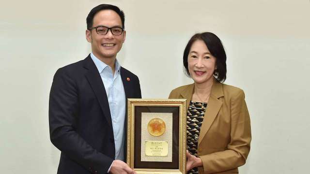 圖右為臺大周家蓓副校長，左為台灣大總經理林之晨。(圖:台灣大提供)