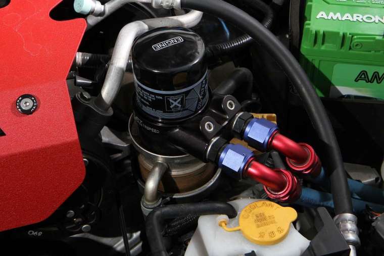 機油冷卻器要透過機油芯轉接座與油管的加裝，才能將機油從引擎內部導引到冷卻器內進行散熱，之後再導引回引擎內部，因此會增加機油添加量大約0.5L-1L左右，看冷卻器大小與管路長度而定。