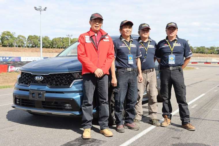 這場名為SUV安駕營的活動，主要是由中華車會與達卡拉力賽車手-陳和皇聯手，在日前於麗寶國際賽車場首次舉辦，而教練團也都是經驗非常好的越野專家組成。