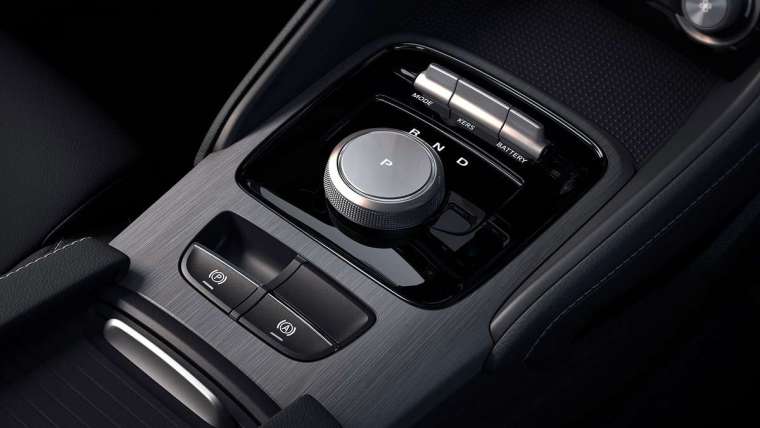 MG eZS採用旋鈕排檔操作介面，且標配電子手煞車。