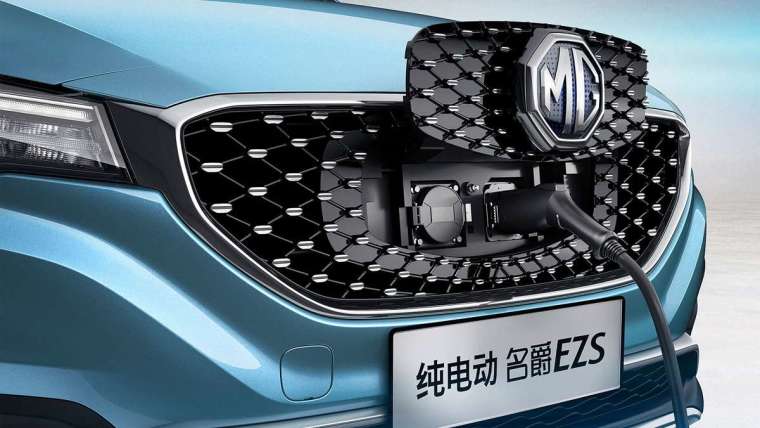 MG eZS充電座藏身在車頭Logo後。