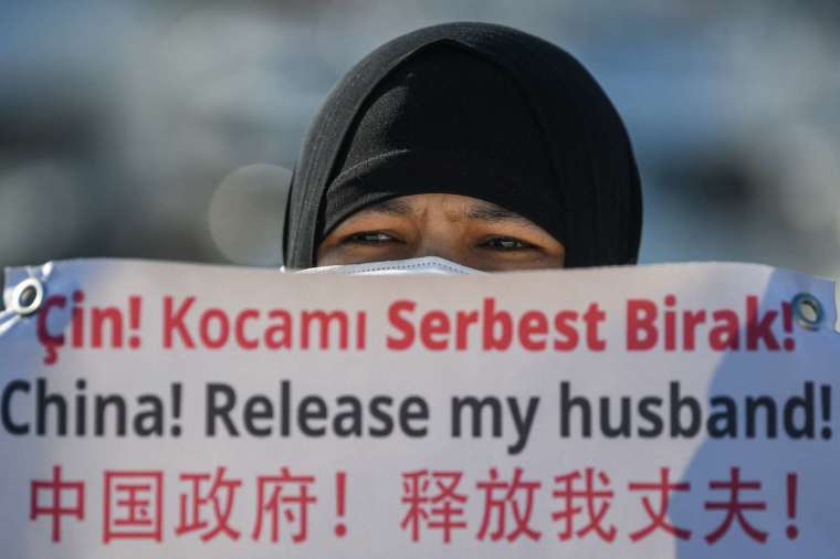抗議中國政府的維吾爾婦女 (圖片: AFP)