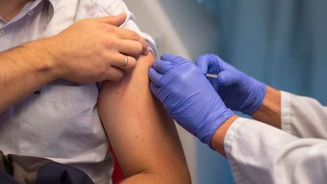 AZ疫苗擬開放出國工作者自費施打 最快月底上路。(圖：AFP)