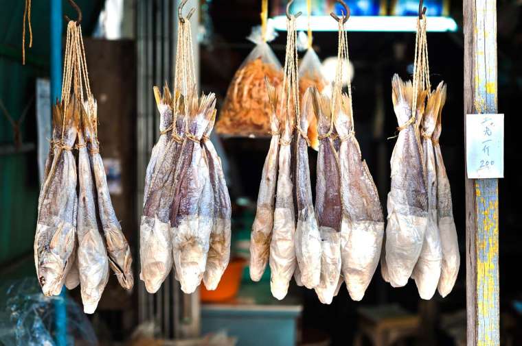 若要挑選一種食物代表老臺灣，鹹魚絕對榜上有名。鹹魚是清代臺灣人最重要的飲食，漢人普遍吃鹹魚、原住民也常食用生鹹魚。清代方志中描述原住民愛吃的「鮭」，即是以鹽、蒜醃製的料理手法。 圖│iStock