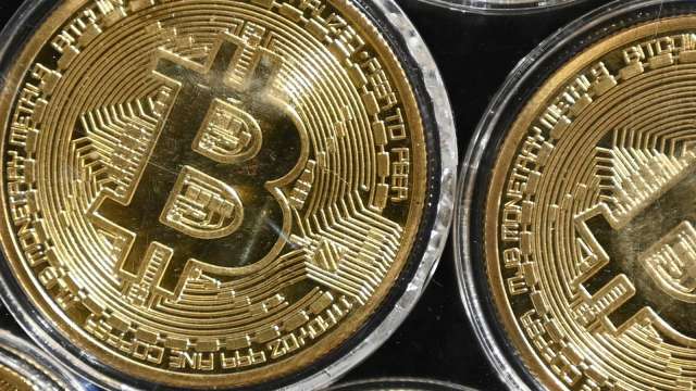 Coinbase直接上市前夕 比特幣重回60,000美元關卡 (圖:AFP)