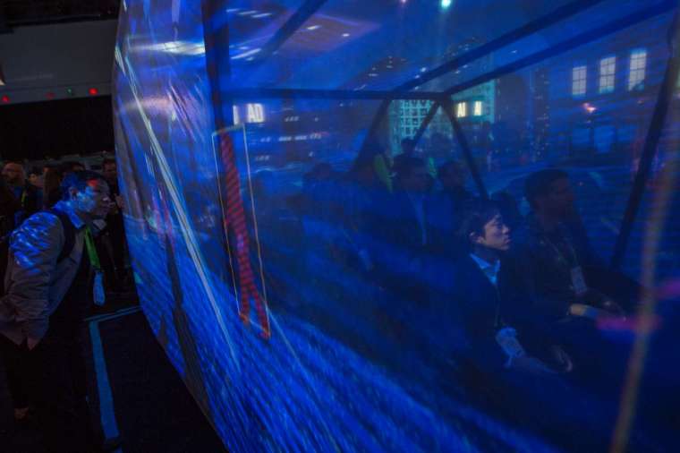 民眾觀看 Mobileye 研發的感測運輸顯示器 (圖片:AFP)