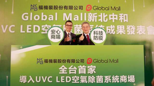 台塑集團行政中心常務委員王文潮(左)與Global Mall董事長馬志綱(左)，共同揭示「UVC LED空氣除菌系統」裝設成果，(圖：環球購物提供)