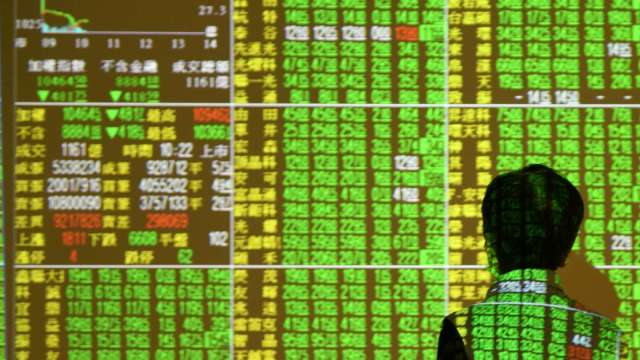 台股心慌「疫」亂急殺473點收15353點 摜破半年線。(圖:AFP)