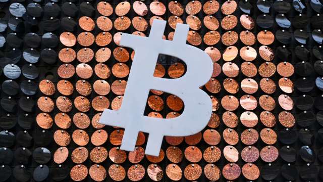 中國禁機構提供加密貨幣服務 比特幣一度摔至3個月低點（圖：AFP）